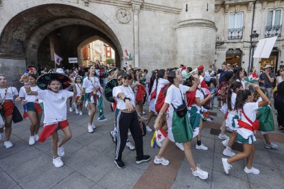 Desfile de los bailarines de 51 países que se concentran estos días en Burgos