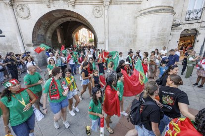 Desfile de los bailarines de 51 países que se concentran estos días en Burgos