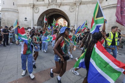 Desfile de los bailarines de 51 países que se concentran estos días en Burgos