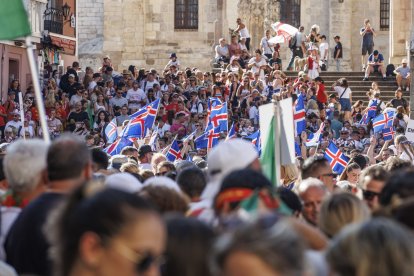 Desfile de los bailarines de 51 países que se concentran estos días en Burgos