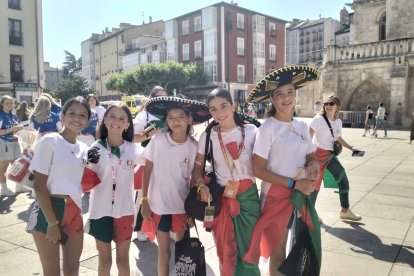 Imagen de los niños que esperaban el inicio del desfile a los pies de la Catedral intercambio pines, pulseras, chuches y banderas.