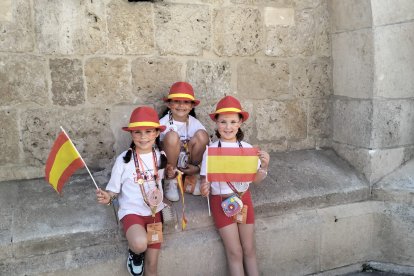 Momentos de espera al inicio del desfile que aprovechaban para relacionarse entre los bailarines intercambiando chapas, pulseras, banderas y chuches.