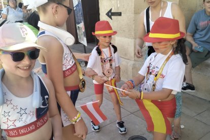Antes de la ceremonia los niños intercambiaban chapas, banderas y chuches de sus respectivos países.