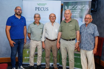 El presidente de Asfoso Pedro Antonio Marín Gil (C) junto alos miembros de la Junta Directiva