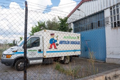 El suceso ocurrió en esta nave propiedad de la familia, que regenta un negocio de aceitunas.