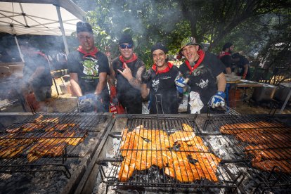 Los Blusas del Metal, dándole duro a la parrilla en el Día de las Peñas.