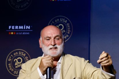 El presidente de la Junta de Castilla y León, Alfonso Fernández Mañueco, clausura el acto de Embutidos Fermín ‘20 años exportando a EEUU’. En la imagen el chef José Ramón Andrés.