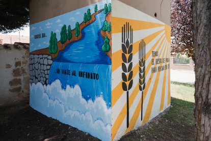 Murales creados por las artistas locales Alba Santos y Lara Yáñez para la ocasión.