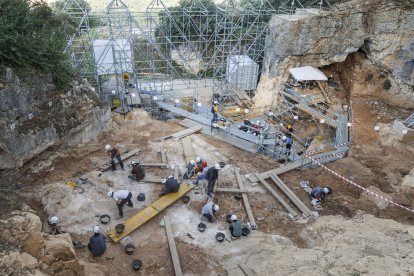 Yacimiento de Cueva Fantasma, el refugio de los últimos neanderatles en un contexto muy frío y en convivencia con un activo grupo de hienas.