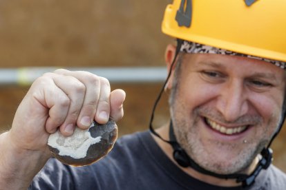Marcos Terradillos sostiene el tipo de herramientas que se están encontrando en Cueva Fantasma.