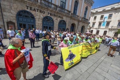 Instante del plante 400 por la reapertura del tren directo.