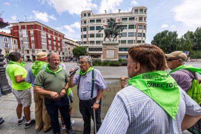 Instante del plante 400 por la reapertura del tren directo.
