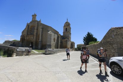 Peregrinos pasando por la Iglesia Virgen del Manzano