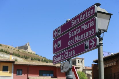 Señal del pueblo que indica la dirección de los monumentos