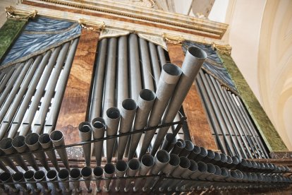 Detalle de la tubería del órgano de Vadocondes, recién restaurado.