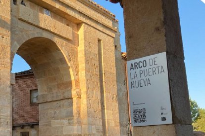 Arco de la Puerta Nueva, destacado elemento patrimonial de la localidad ribereña.