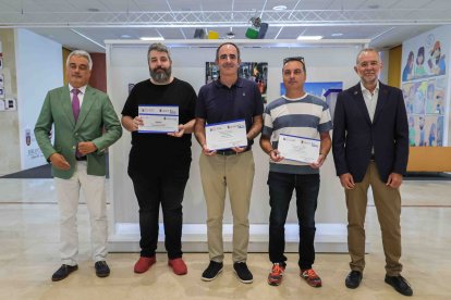 Gerardo Juez, director de la planta de Adisseo y el vicerrector Miguel Ángel Mariscal, junto a los premiados en este concurso.