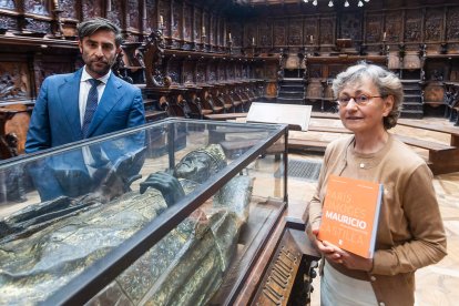 Los profesores José Alberto Moráis y María Concepción Cosmen, junto al sepulcro del obispo Mauricio.
