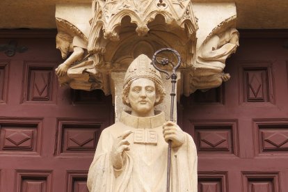 Según la tradición, la imagen del parteluz de la puerta del Sarmental es el obispo Mauricio. La actual escultura es una copia.