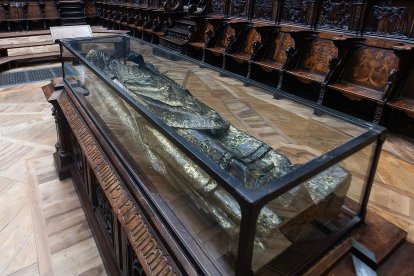 El yacente del obispo Mauricio duerme sobre una cama de madera neogótica obra de Vicente Lampérez.