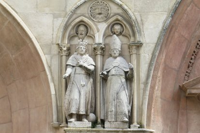 Esculturas del rey Fernnado III (izquierda) y el obispo Mauricio en la fachada principal de la Catedral de Burgos.