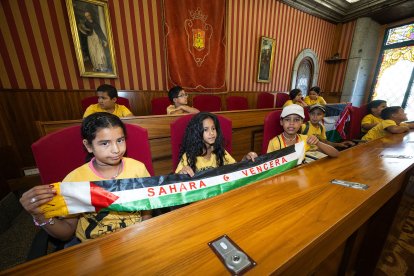 Los 18 niños que pasarán este verano en Burgos fueron recibidos en el Salón de Plenos del Ayuntamiento de Burgos.