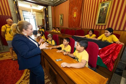 Los 18 niños que pasarán este verano en Burgos fueron recibidos en el Salón de Plenos del Ayuntamiento de Burgos.