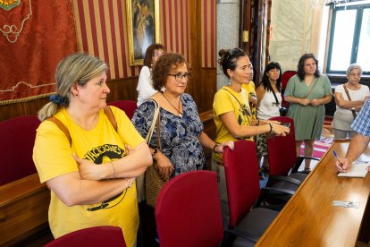 Los 18 niños que pasarán este verano en Burgos fueron recibidos en el Salón de Plenos del Ayuntamiento de Burgos.