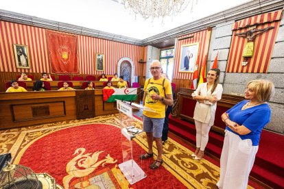 Los 18 niños que pasarán este verano en Burgos fueron recibidos en el Salón de Plenos del Ayuntamiento de Burgos.