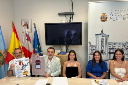 El concejal con el autor del cartel, la imagen del pin y la reina y las damas