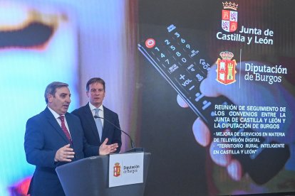 El consejero de Movilidad y Transformación Digital, José Luis Sanz Merino, se reúne con el presidente de la Diputación de Burgos, Borja Suárez, para realizar el seguimiento de los convenios en materia de Territorio Rural Inteligente y mejora de la TDT