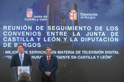 El consejero de Movilidad y Transformación Digital, José Luis Sanz Merino, se reúne con el presidente de la Diputación de Burgos, Borja Suárez, para realizar el seguimiento de los convenios en materia de Territorio Rural Inteligente y mejora de la TDT