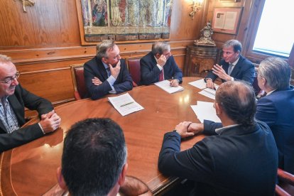 El consejero de Movilidad y Transformación Digital, José Luis Sanz Merino, se reúne con el presidente de la Diputación de Burgos, Borja Suárez, para realizar el seguimiento de los convenios en materia de Territorio Rural Inteligente y mejora de la TDT