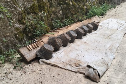 Cubos y espátulas listos para iniciar la excavación en Sima del Elefante.