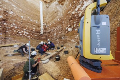 El sistema informático y de estación total y tramisión de coordenadas e imágenes de cada elemento arqueológico convierten a Atapuerca en una excavación robotizada.