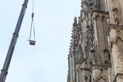 Detalle del traslado del yugo al campanario.