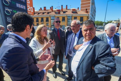 Un momento de la inauguración de la quinta fase de alcalde Martín Cobos, en Burgos, junto a la rotonda de La Ventilla.
