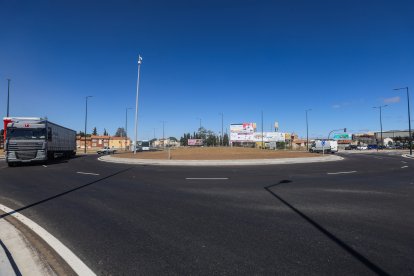 Un momento de la inauguración de la quinta fase de alcalde Martín Cobos, en Burgos, junto a la rotonda de La Ventilla.
