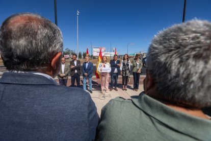 Un momento de la inauguración de la quinta fase de alcalde Martín Cobos, en Burgos, junto a la rotonda de La Ventilla.