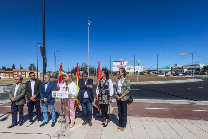 Un momento de la inauguración de la quinta fase de alcalde Martín Cobos, en Burgos, junto a la rotonda de La Ventilla.