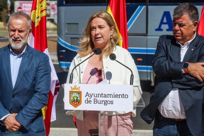 Un momento de la inauguración de la quinta fase de alcalde Martín Cobos, en Burgos, junto a la rotonda de La Ventilla.