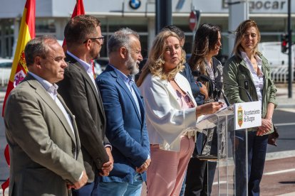 Un momento de la inauguración de la quinta fase de alcalde Martín Cobos, en Burgos, junto a la rotonda de La Ventilla.