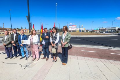 Un momento de la inauguración de la quinta fase de alcalde Martín Cobos, en Burgos, junto a la rotonda de La Ventilla.