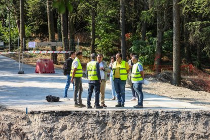 Un momento de la visita a las obras en el puente del Castillo de Burgos.