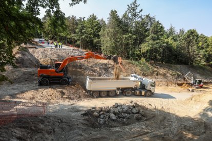 Un momento de la visita a las obras en el puente del Castillo de Burgos.