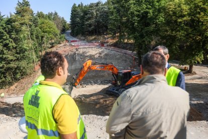 Un momento de la visita a las obras en el puente del Castillo de Burgos.