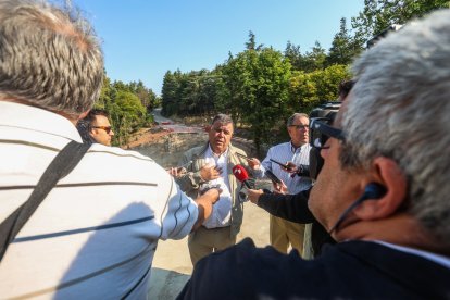 Un momento de la visita a las obras en el puente del Castillo de Burgos.