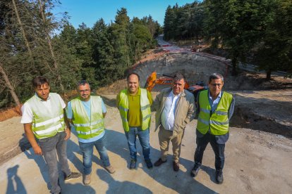 Un momento de la visita a las obras en el puente del Castillo de Burgos.