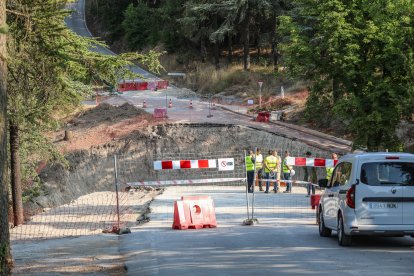 Un momento de la visita a las obras en el puente del Castillo de Burgos.