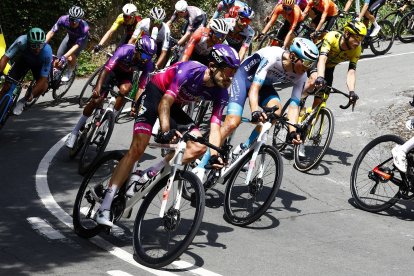 Ander Okamika y Mario Aparicio fueron los morados que más aguantaron en el pelotón de favoritos.